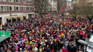 Viele feiernde Karnevalisten vor dem Burtscheider Jonastor