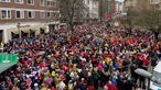 Viele feiernde Karnevalisten vor dem Burtscheider Jonastor