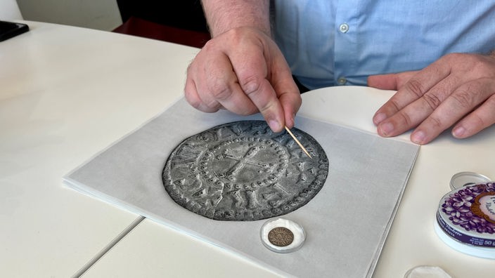 Frank Pohl mit karolingischer Münze