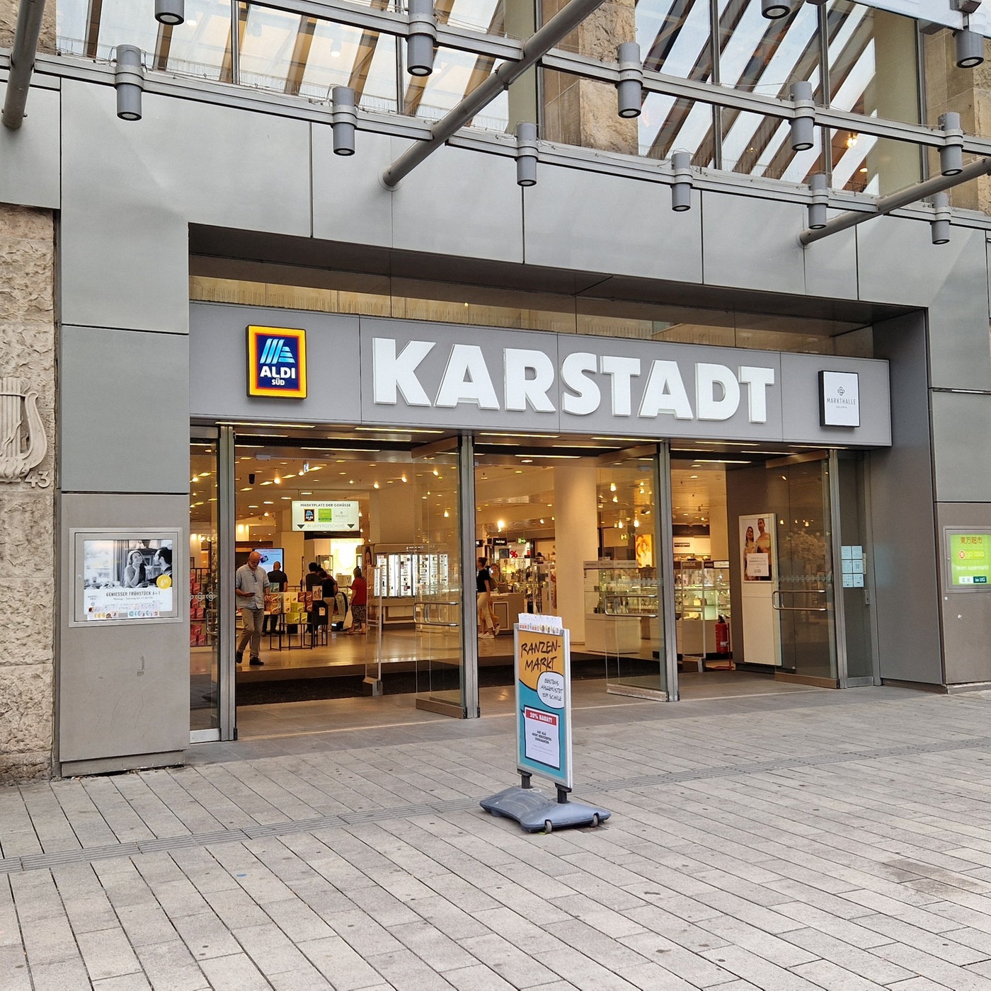 Düsseldorf: Karstadt und Kaufhof - was nun mit ihnen passiert