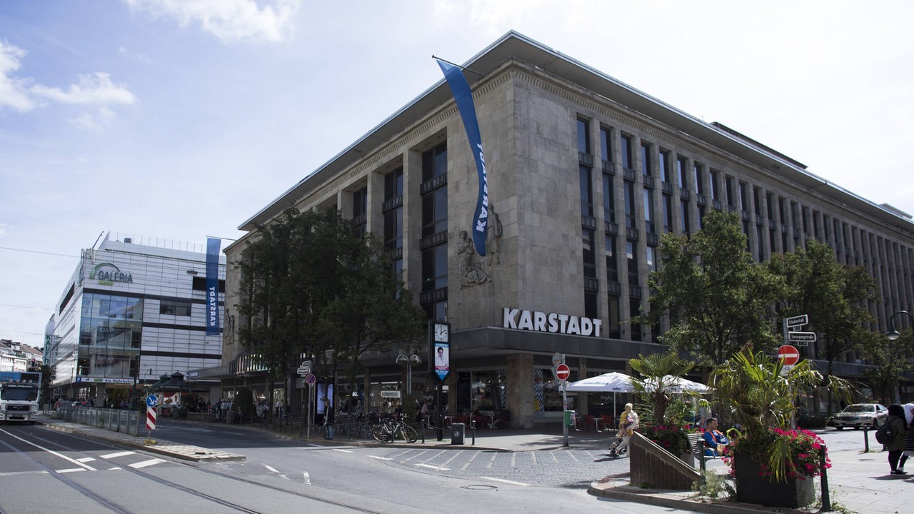 Zu sehen ist die Düsseldorfer Karstadt Filiale an der Schadowstraße.