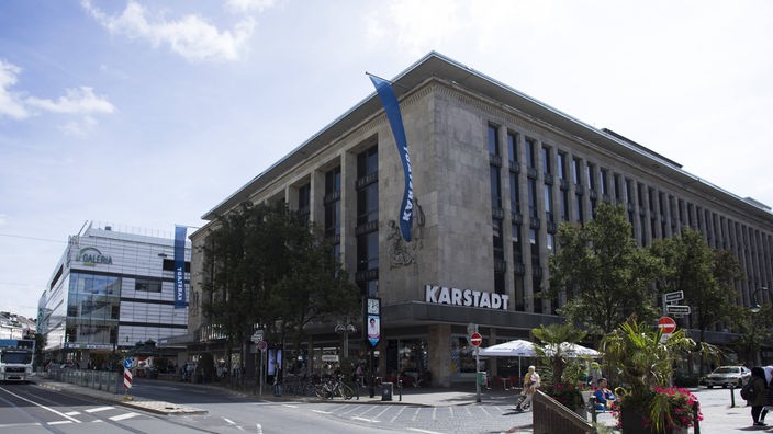 Zu sehen ist die Düsseldorfer Karstadt Filiale an der Schadowstraße.