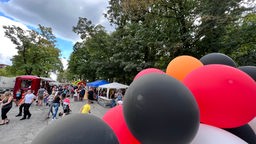 Menschen auf einem Straßenfest