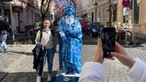 Fotoshooting mit der Beethoven-Statue in der Altstadt von Bonn, m Hintergrund die Kirschbäume