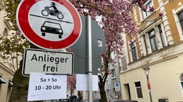 Ein Straßenschild zeigt, dass Autos und Motorräder nicht durchfahren dürfen