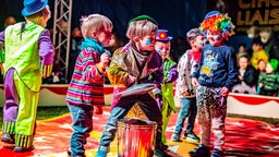 Kinder der Kita als Clowns verkleidet bei einem Zirkus-Projekt