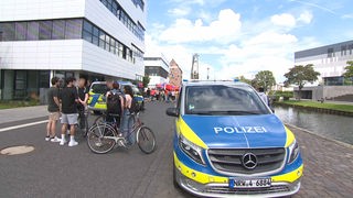 Polizei steht vor der Hochschule Rhein-Waal