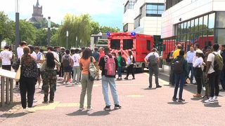 Ein Rettungswagen steht vor der Hochschule Rhein-Waal