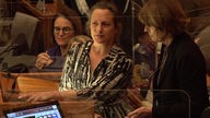 Klima-Politikerin klebt sich in Kölner Stadtratssitzung fest