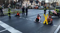 Klimaaktivisten blockieren die Aachener Straße