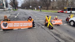 Klimaaktivisten blockieren Universitätsstraße in Köln