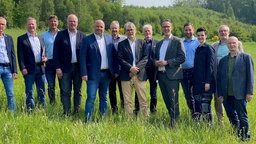 Investoren des Klimaquartiers Bergneustadt auf einer grünen Wiese.