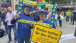 Agnes Groschke-Faruß und ihr Mann Gerd Faruß bei der "Fridays for Future"-Demo auf dem Düsseldorfer Schadowplatz
