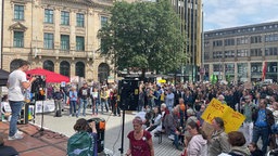 Mehrere hundert Demonstranten haben sich bei einer Kundgebung auf dem Düsseldorfer Schadowplatz versammelt 