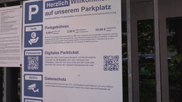 Zu sehen ist ein Parkschild mit sehr vielen Informationen.