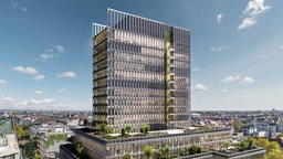 Der KöTower: Ein großes und grünes Büro-Gebäude mit großen Fenstern und Balkonen.