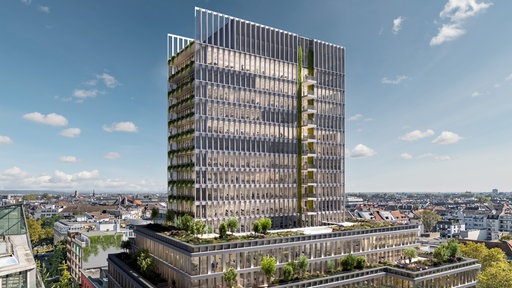 Der KöTower: Ein großes und grünes Büro-Gebäude mit großen Fenstern und Balkonen.