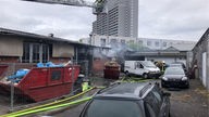 Die Feuerwehr löscht den Brand der Lagerhalle in Köln-Bickendorf 