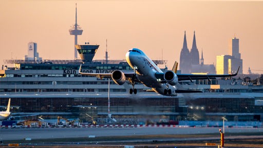 Startendes Flugzeug am Flughafen Köln/Bonn