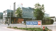 Das Bild zeigt das DuMont-Verlagsgebäude und Druckzentrum in Niehl im Jahr 1998.