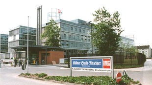 Das Bild zeigt das DuMont-Verlagsgebäude und Druckzentrum in Niehl im Jahr 1998.