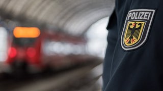 Ein Beamter der Bundespolizei im Kölner Hauptbahnhof.