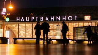 Der Kölner Hauptbahnhof bei Nacht. (Symbolfoto)