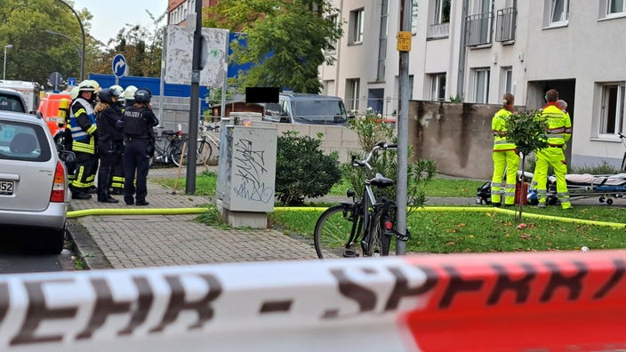 Einsatzkräfte am Tatort in Neuehrenfeld.