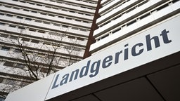 Schriftzug "Landgericht Köln" am Eingang des Gebäudes