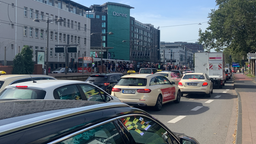 Eine Straße voller Autos