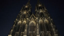 Blick auf den unbeleuchteten Kölner Dom.