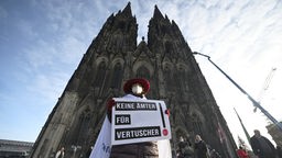 Eine Demonstrantin von Maria 2.0 vor dem Kölner Dom.