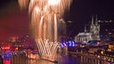 Feuerwerk der Kölner Lichter, im Hintergrund der Dom