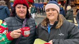 Besucherinnen und Besucher haben auf dem Weihnachtsmarkt am Kölner Dom verständnis für das Kofferverbot 