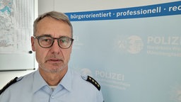 Zu sehen ist ein Polizeibeamter