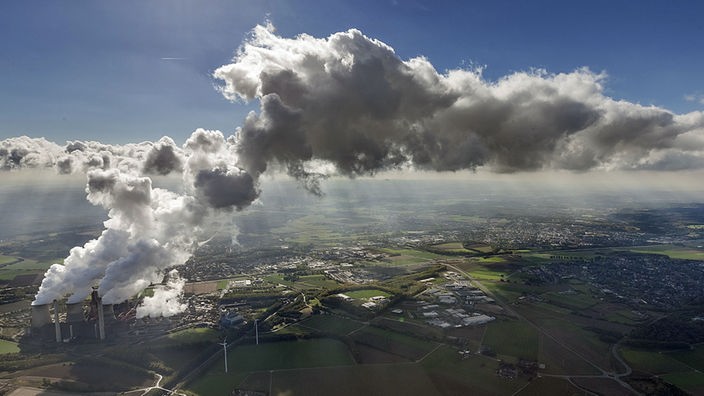 Wolken über einem Kraftwerk