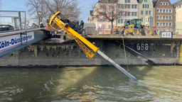 Ein gelber Kran ist in der Kölner Altstadt in den Rhein gefallen