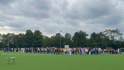 Schüler des Krefelder Gymnasiums winken dem Ballon