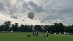Schüler lassen Ballon steigen