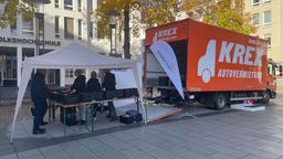 Helfer nehmen die Lebensmittel-Spenden in Krefeld an und laden sie in den LKW