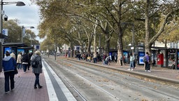 KVB-Fahrgäste warten auf die nächste Stadtbahn.