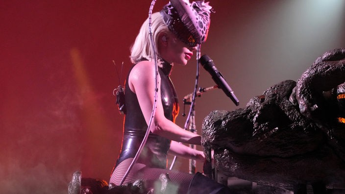 Sängerin Lady Gaga, die auf der Bühne in Düsseldorf Klavier spielt.