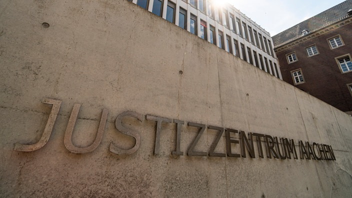 Eine Betonwand mit der Aufschrift ,,Justizzentrum Aachen"