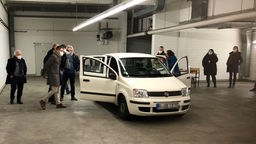 Ein weißes Auto steht in der Tiefgarage des Kölner Landgerichts