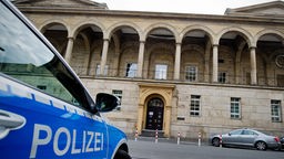 Polizei-Streifenwagen vor dem Landgericht Wuppertal