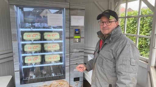 Landwirt Alfred Stops vor seinem Eierautomat