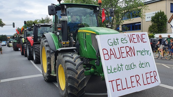 Traktoren und ihre Protest-Schilder bei der Landwirte-Demo in Bonn