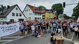 Viele Landwirte mit ihren Protest-Schildern bei der Demo in Bonn