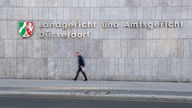 Das Gebäude des Düsseldorfer Lands- und Amtsgericht. Vor dem Gebäude läuft eine Person entlang.