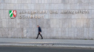 Das Gebäude des Düsseldorfer Lands- und Amtsgericht. Vor dem Gebäude läuft eine Person entlang.